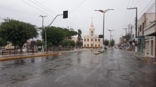 Quixadá: Chove na sede e no açude Pedras Brancas